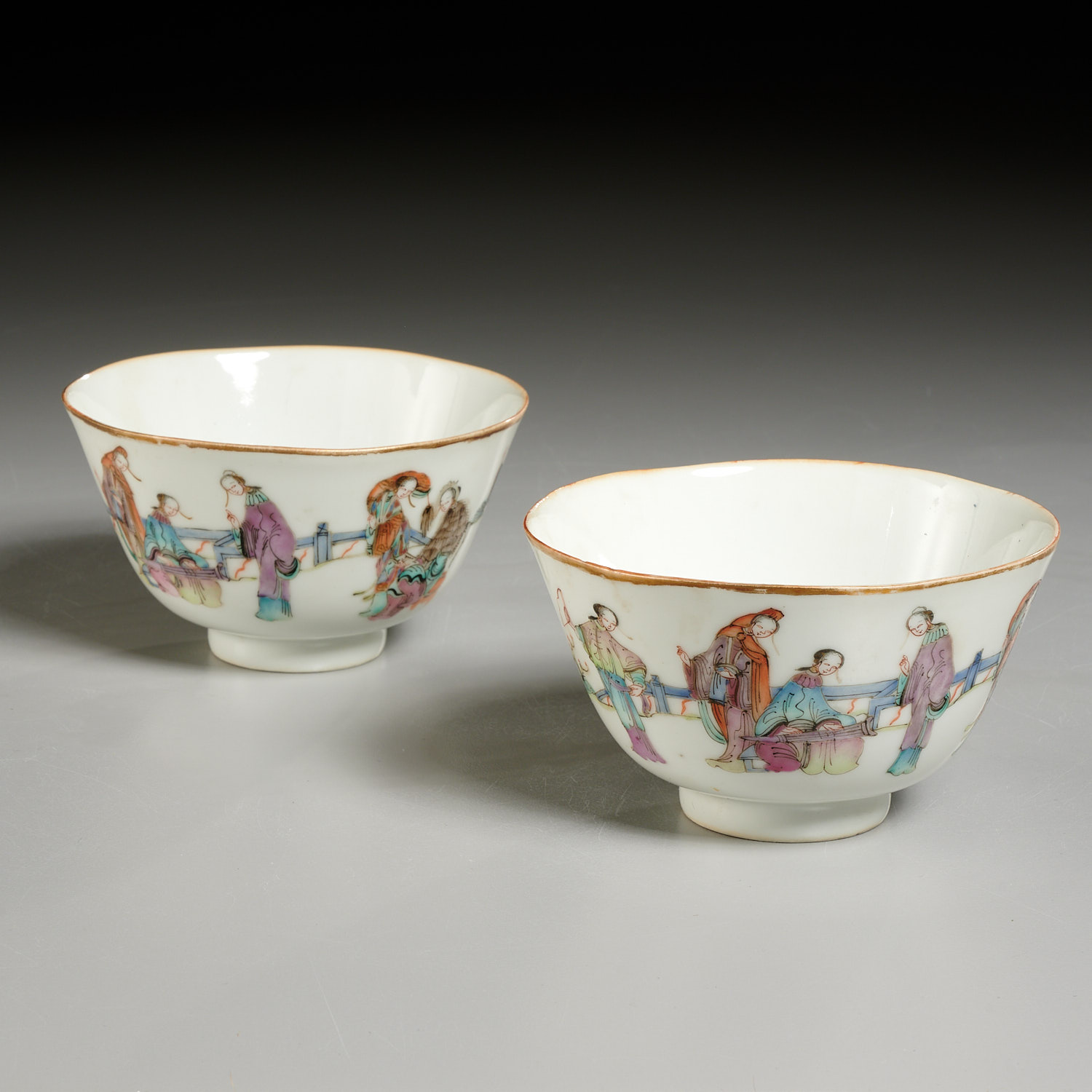 PAIR CHINESE FAMILLE ROSE TEACUPS 2ce7a3