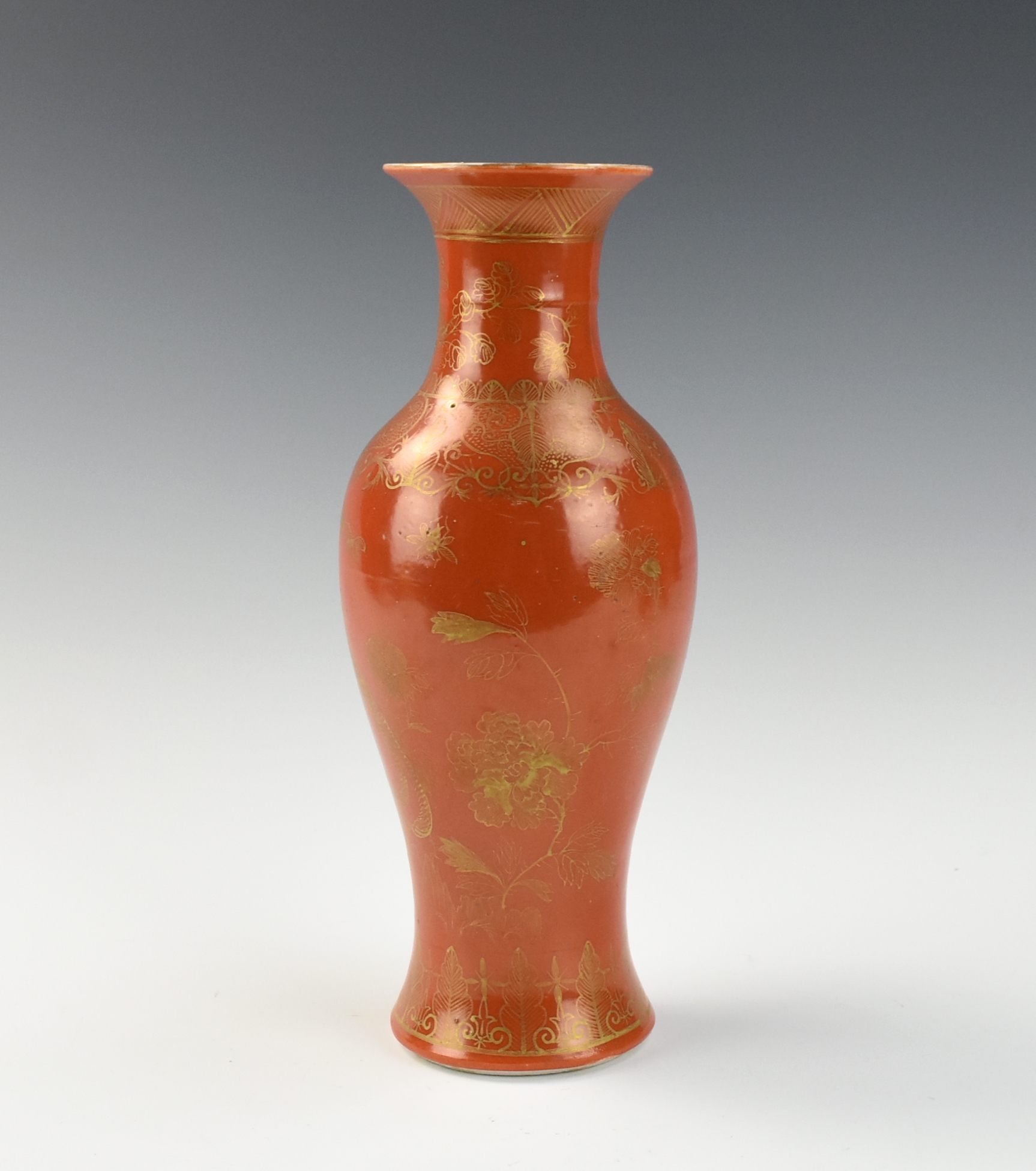 CHINESE CORAL RED GUANYIN VASE 2ce82a
