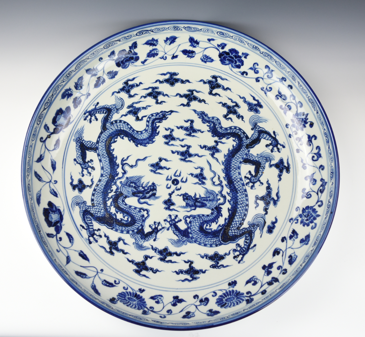 LARGE CHINESE BLUE WHITE CHARGER 2ce848