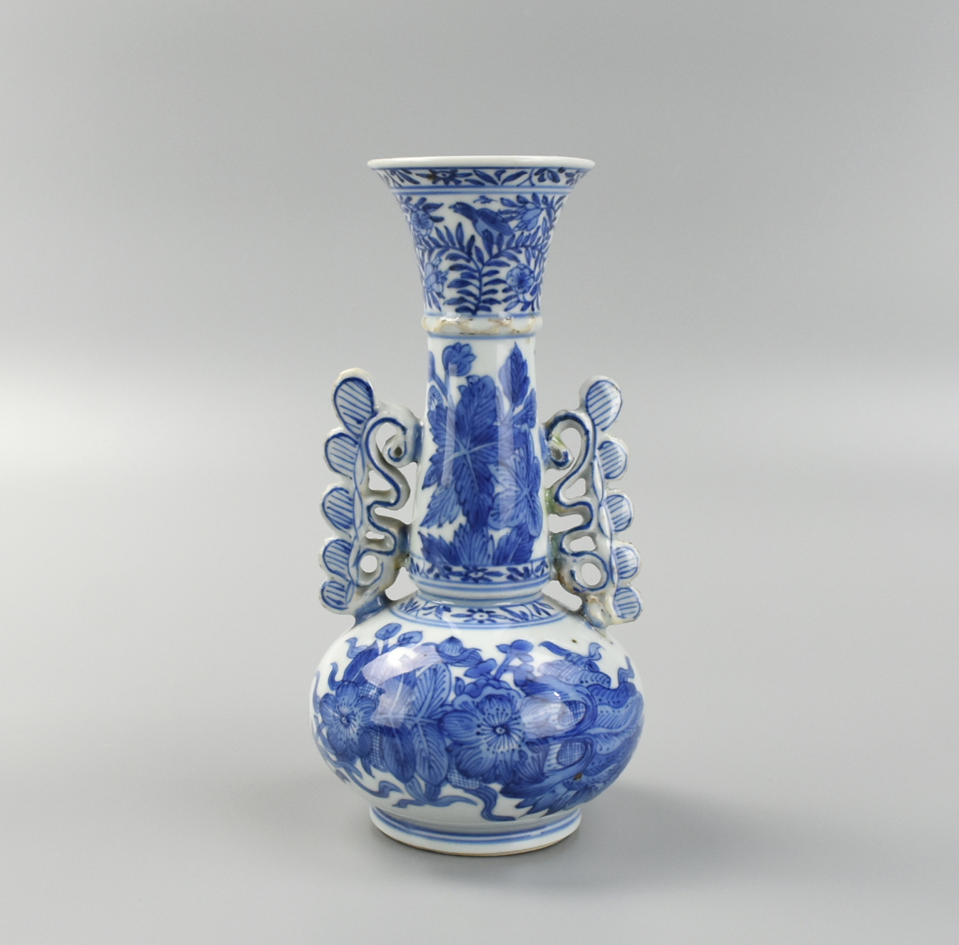 CHINESE BLUE WHITE FLORAL VASE 2ce852