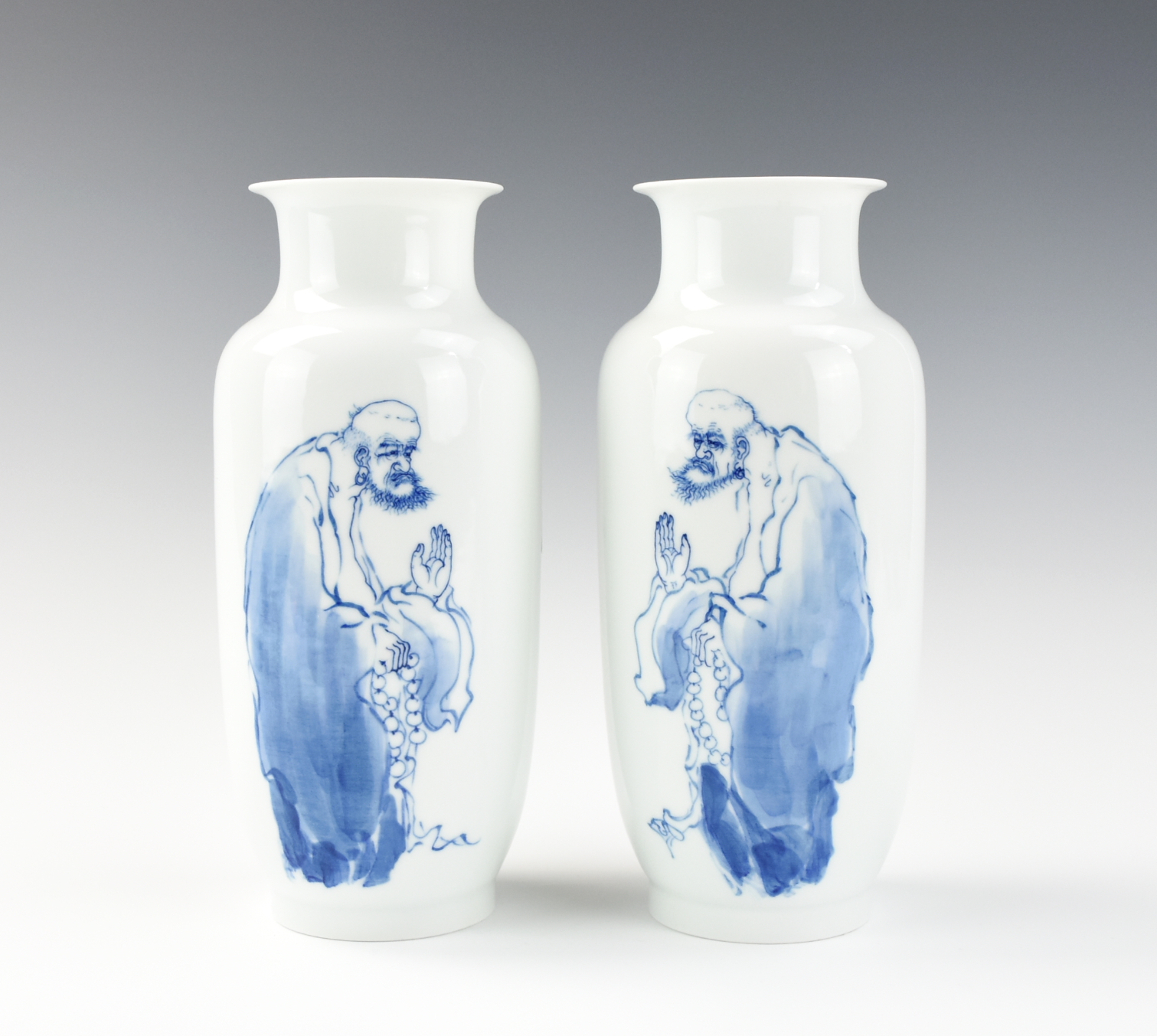 PAIR OF BLUE AND WHITE VASE W  2ce84a