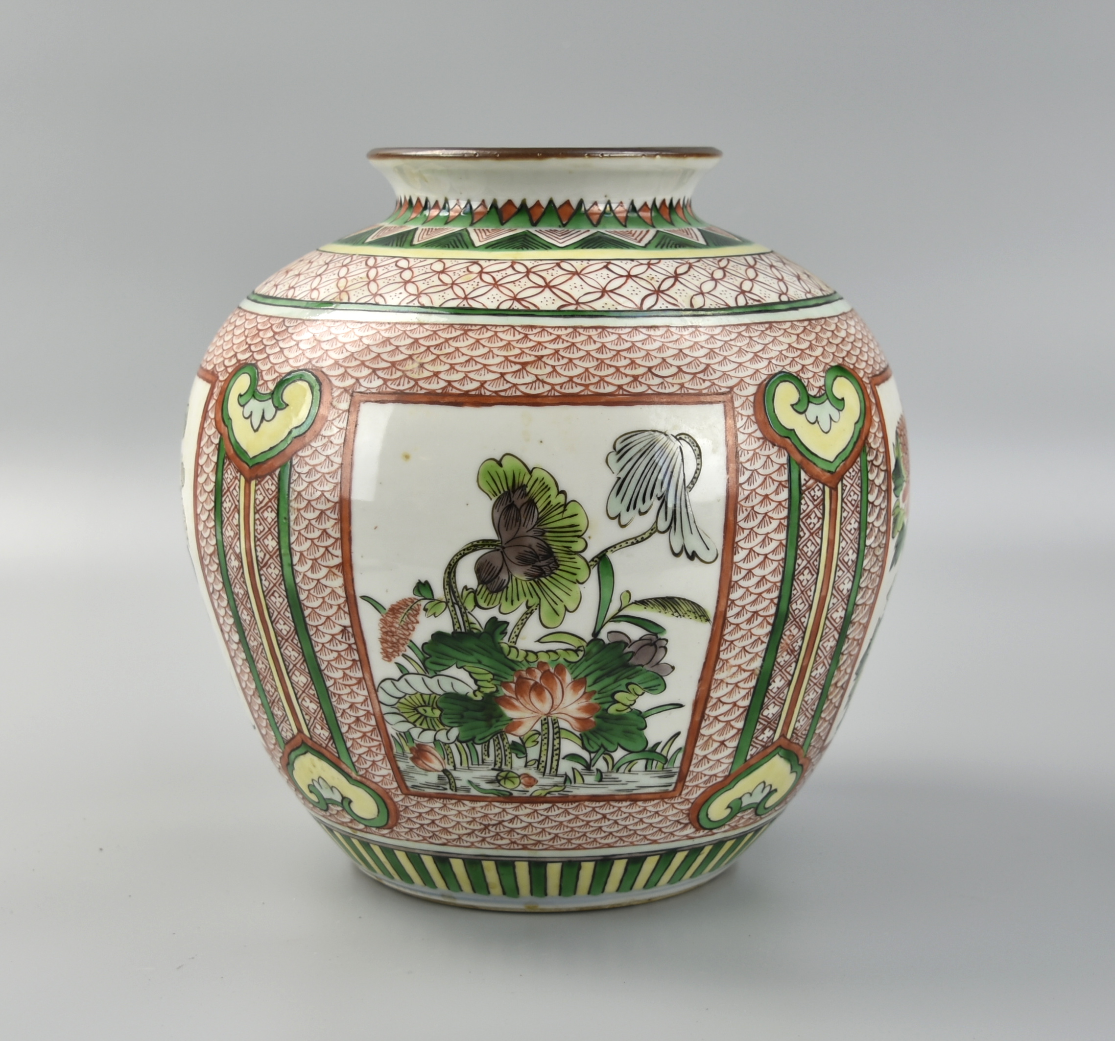 CHINESE FAMILLE VERTE JAR W FLOWER  2ce8df