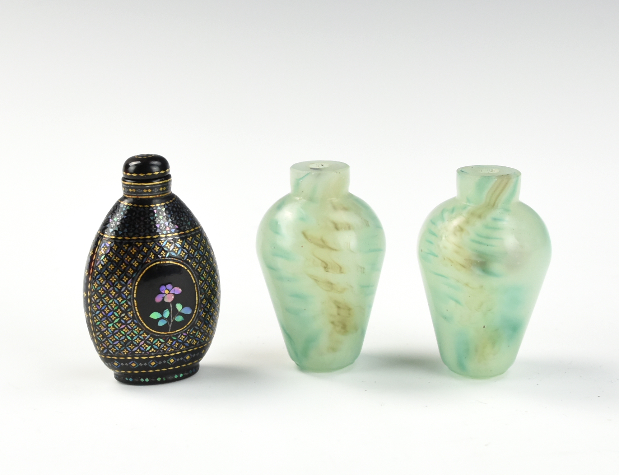 THREE CHINESE SNUFF BOTTLES, GLASS