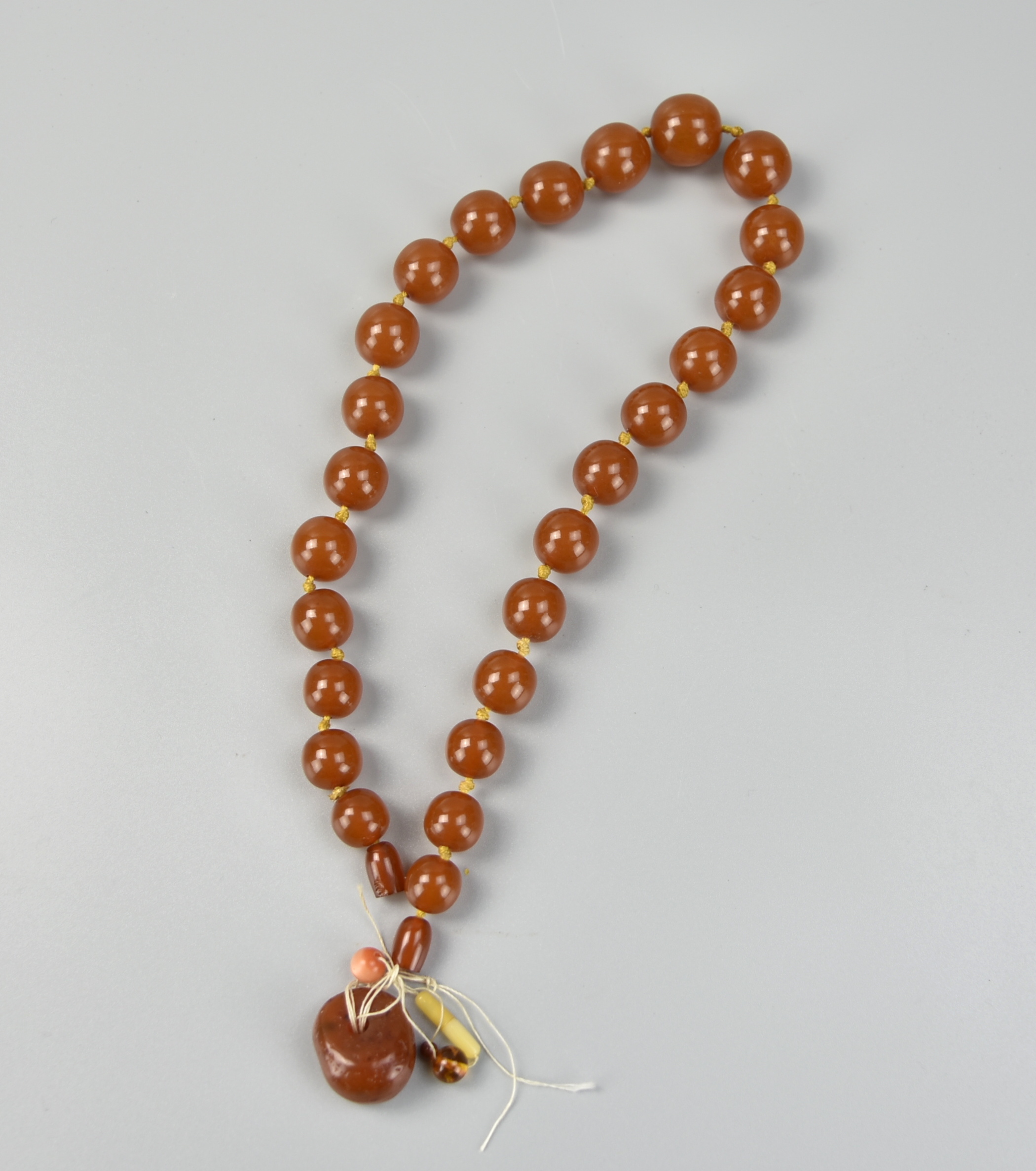 CHINESE AGATE BEEDED NECKLACE Chinese 2ce956