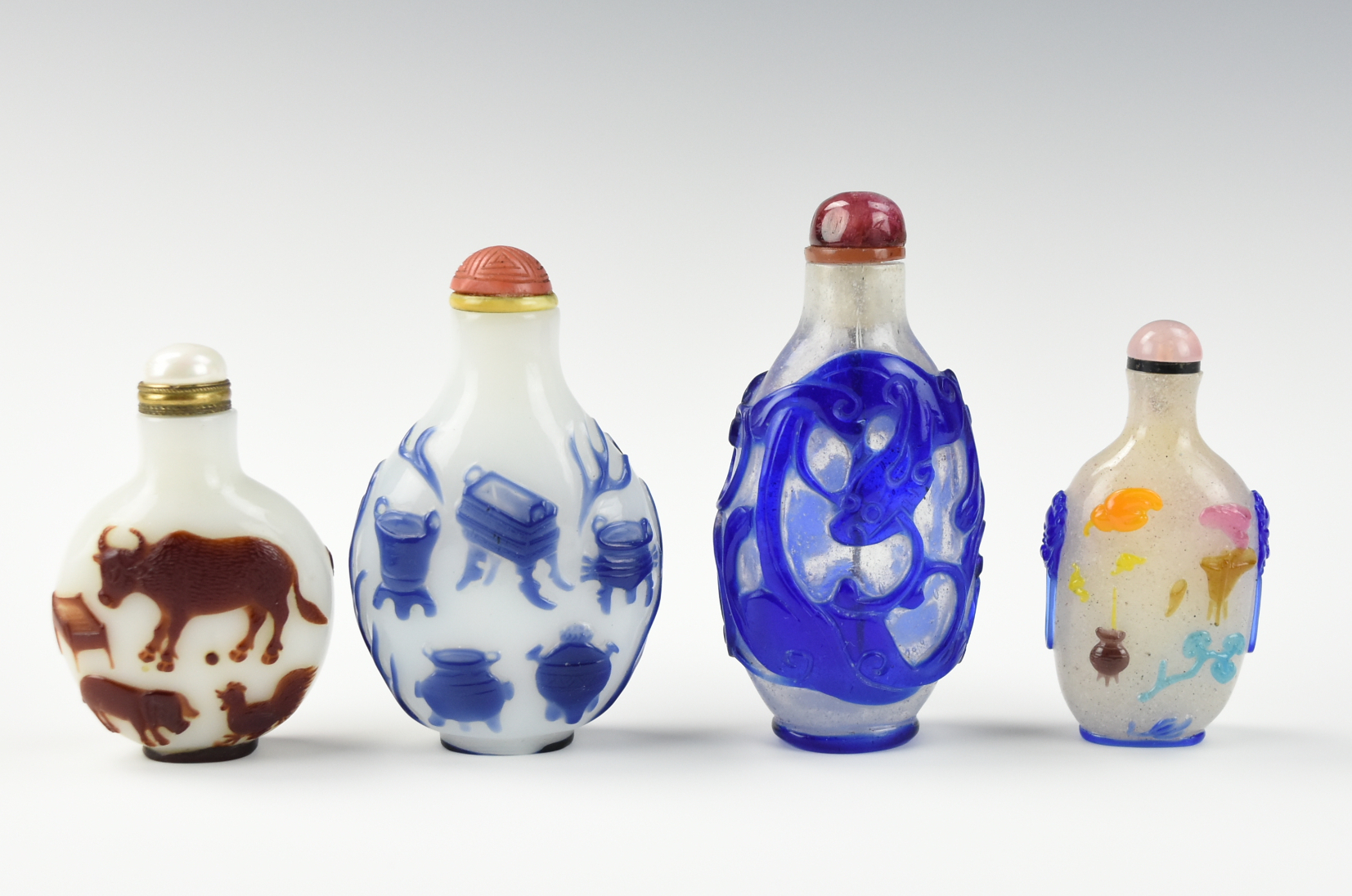 FOUR CHINESE GLASSWARE SNUFF BOTTLES 2ce9a2