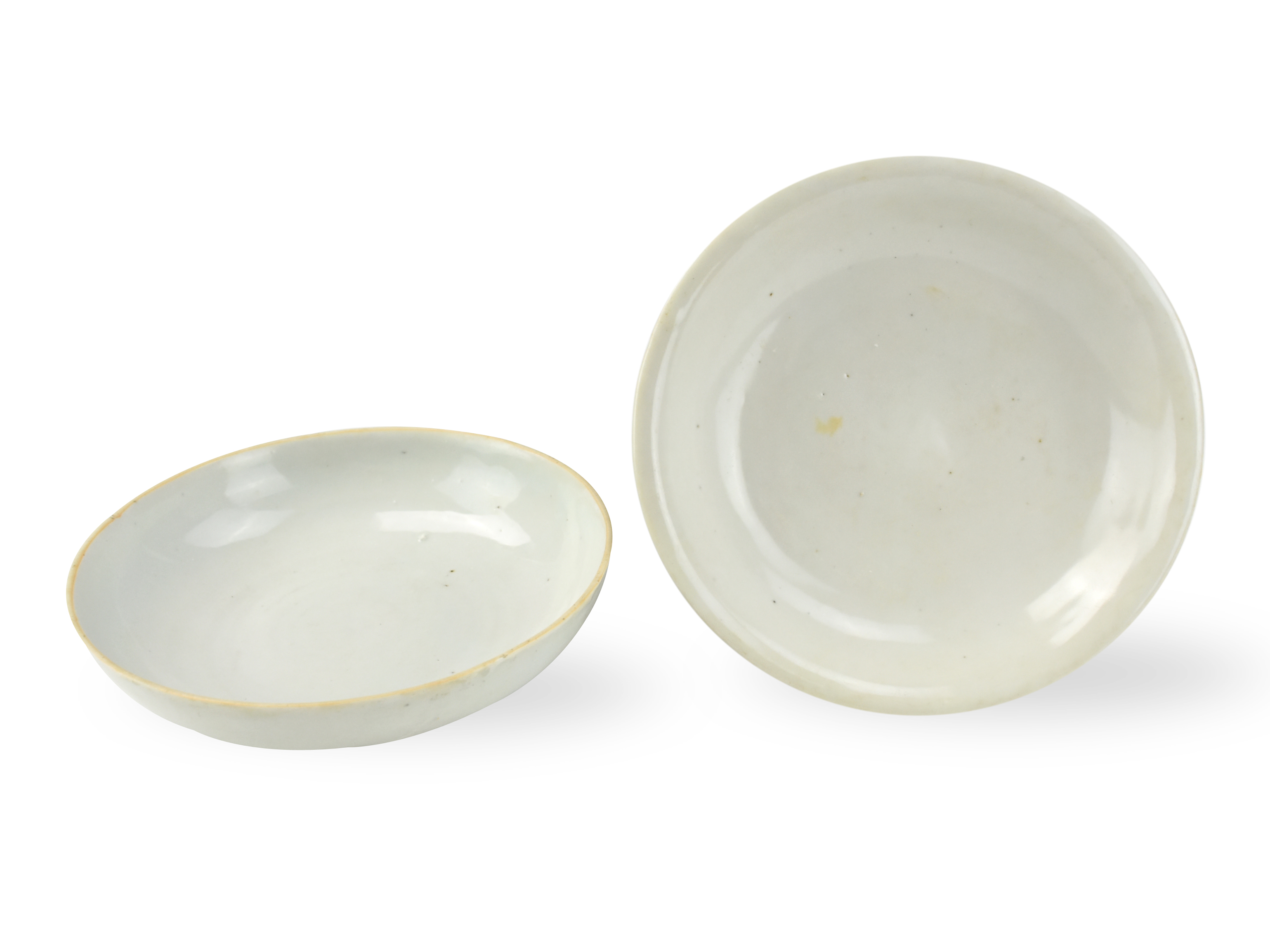 TWO WHITE GLAZED PLATE, MING DYNASTY