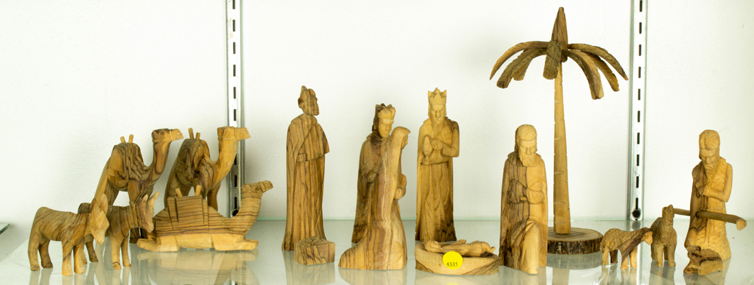 FOLK ART CARVED OLIVE WOOD NATIVITY 2d14e2