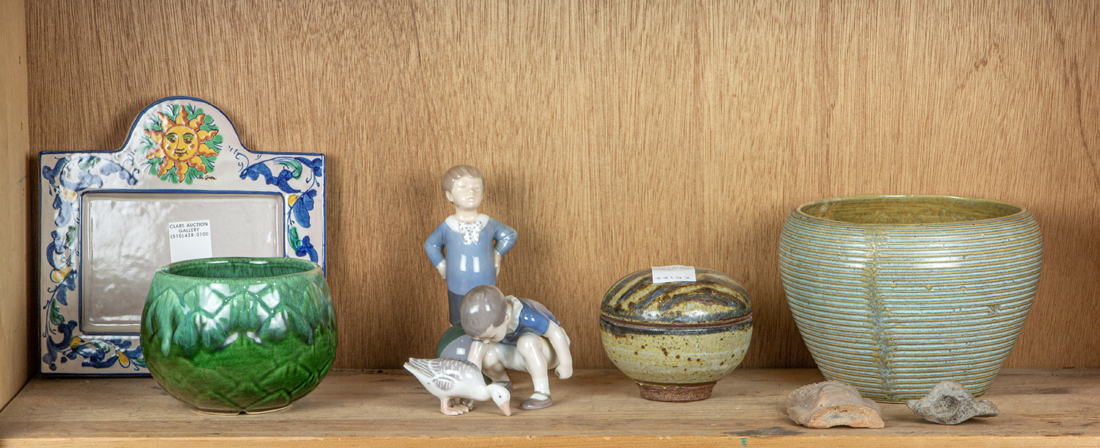 SHELF LOT OF CERAMICS A STUDIO 2d14fe