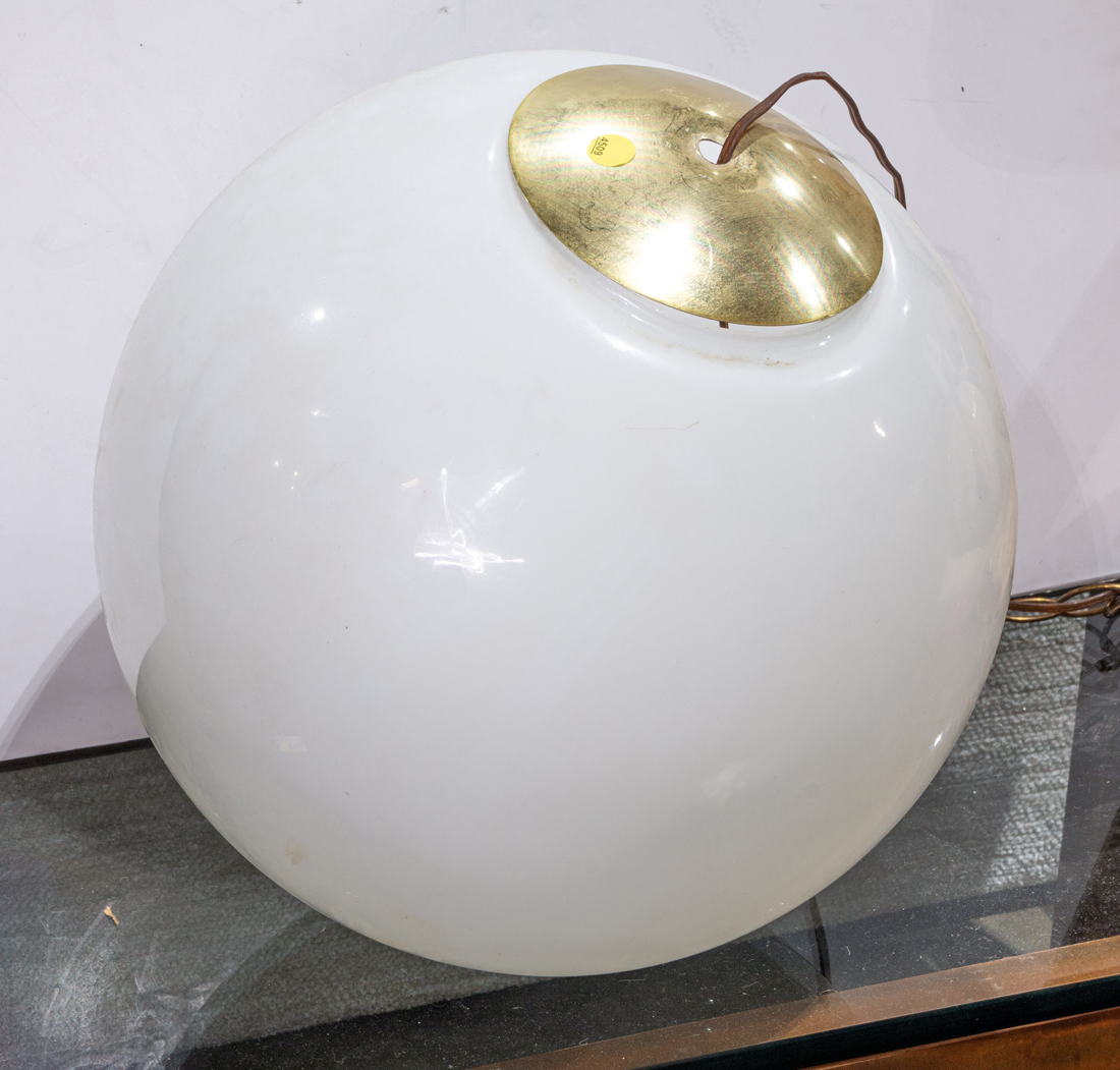 A MID CENTURY SPHERICAL PENDANT 2d157a