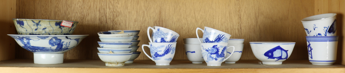 SHELF OF CHINESE BLUE AND WHITE 2d1614