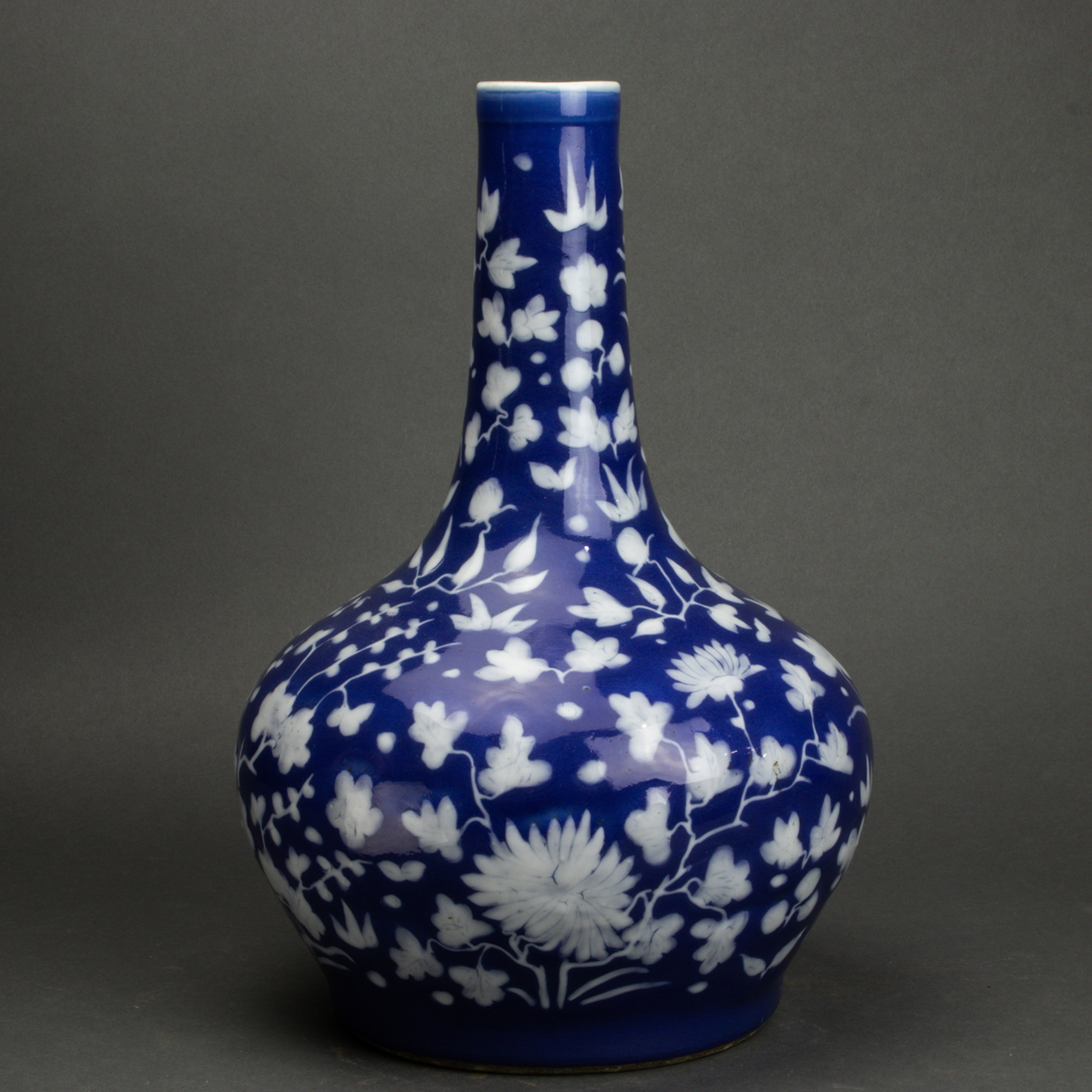 CHINESE BLUE AND WHITE GLOBULAR 2d1653