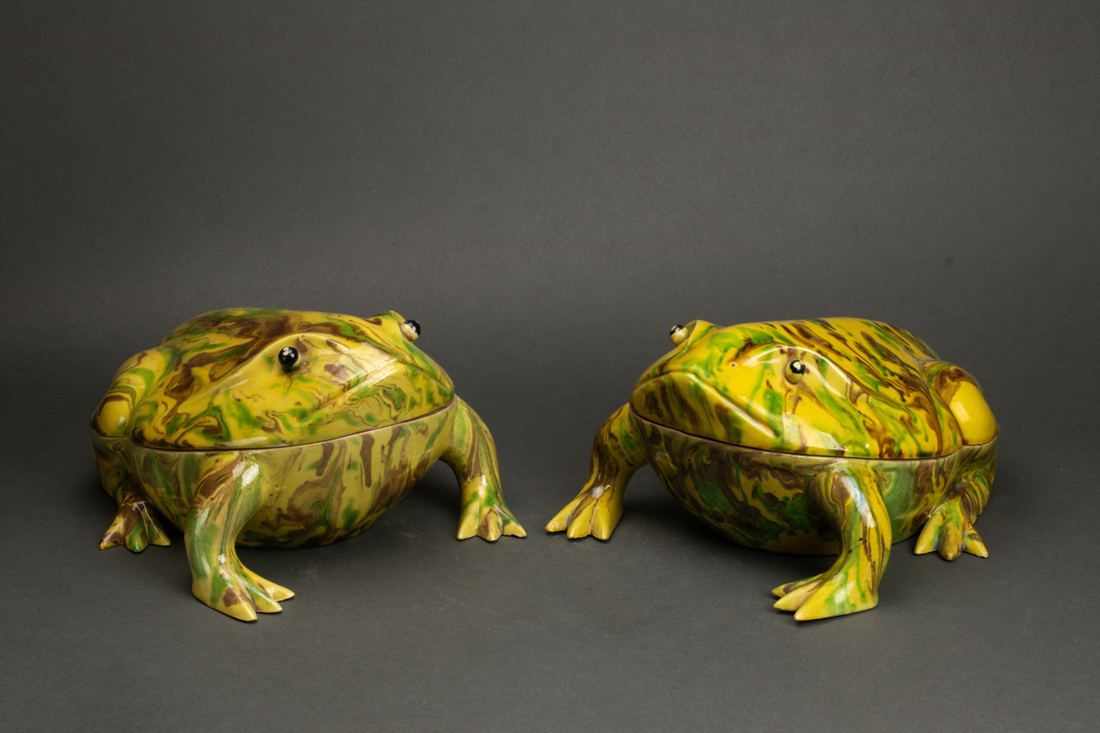 PAIR OF CHINESE FROG FORM PORCELAIN 2d1651