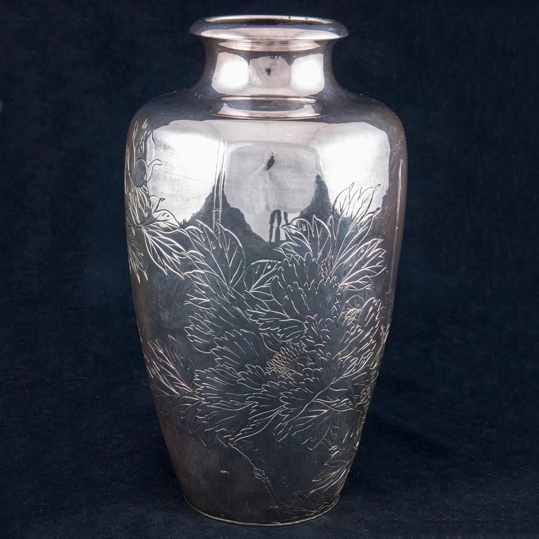 A JAPANESE SILVER VASE A Japanese