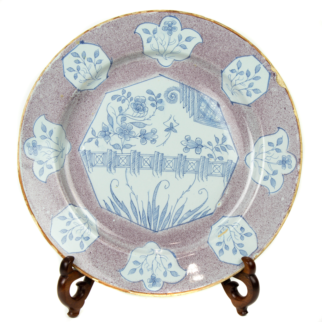AN ENGLISH DELFT CHINOISERIE CHARGER