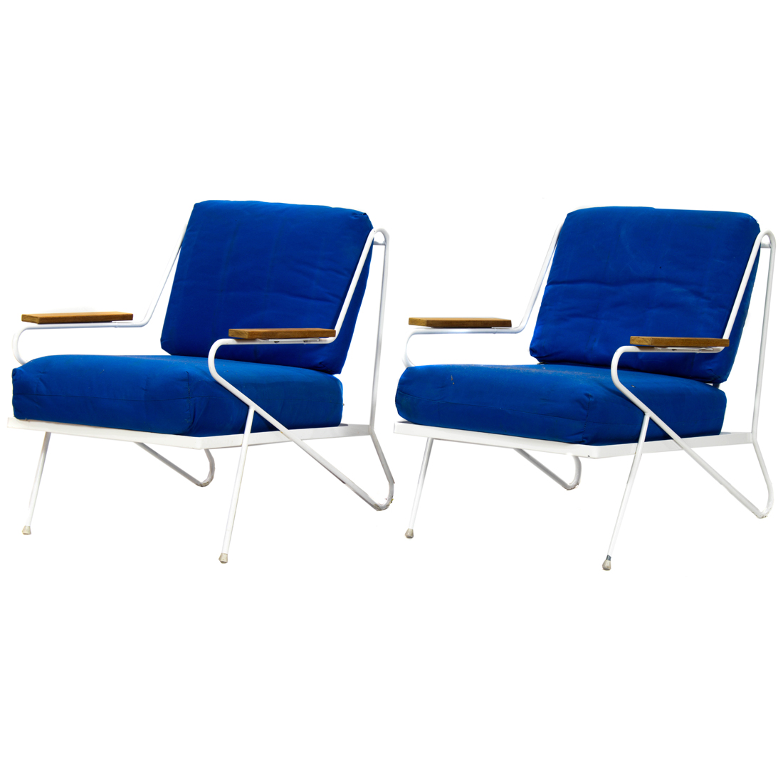 A PAIR OF MODERN PATIO LOUNGE CHAIRS