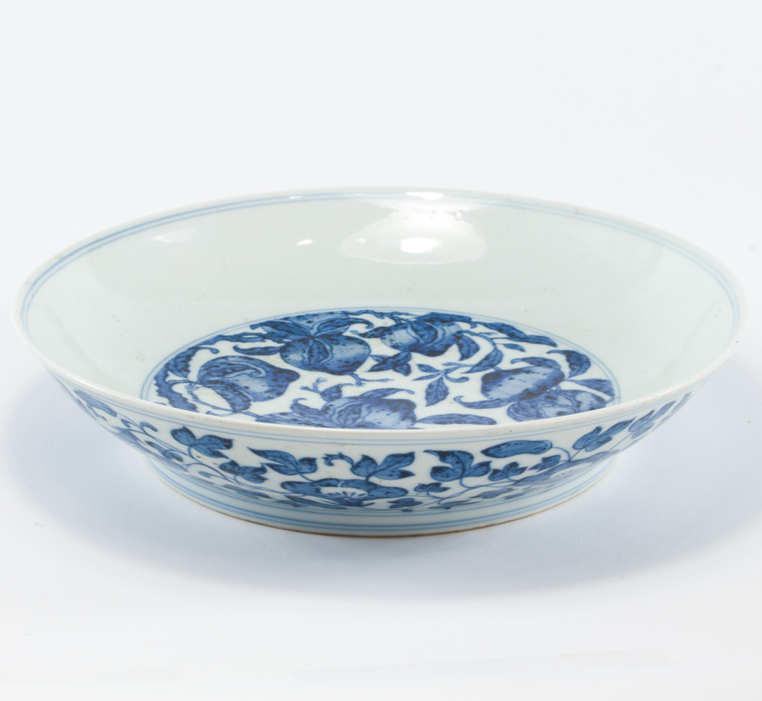 CHINESE BLUE AND WHITE DISH Chinese 2d230a