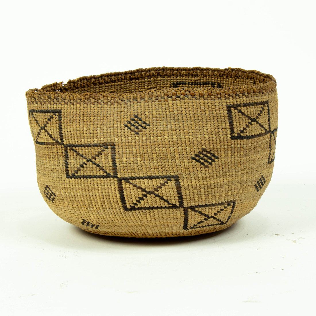 NATIVE AMERICAN GEOMETRIC DECORATED 2d26e0