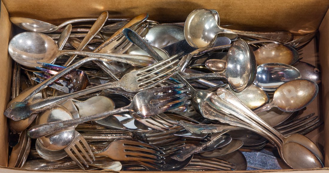 BOX LOT OF SILVERPLATED FLATWARE 2d285c