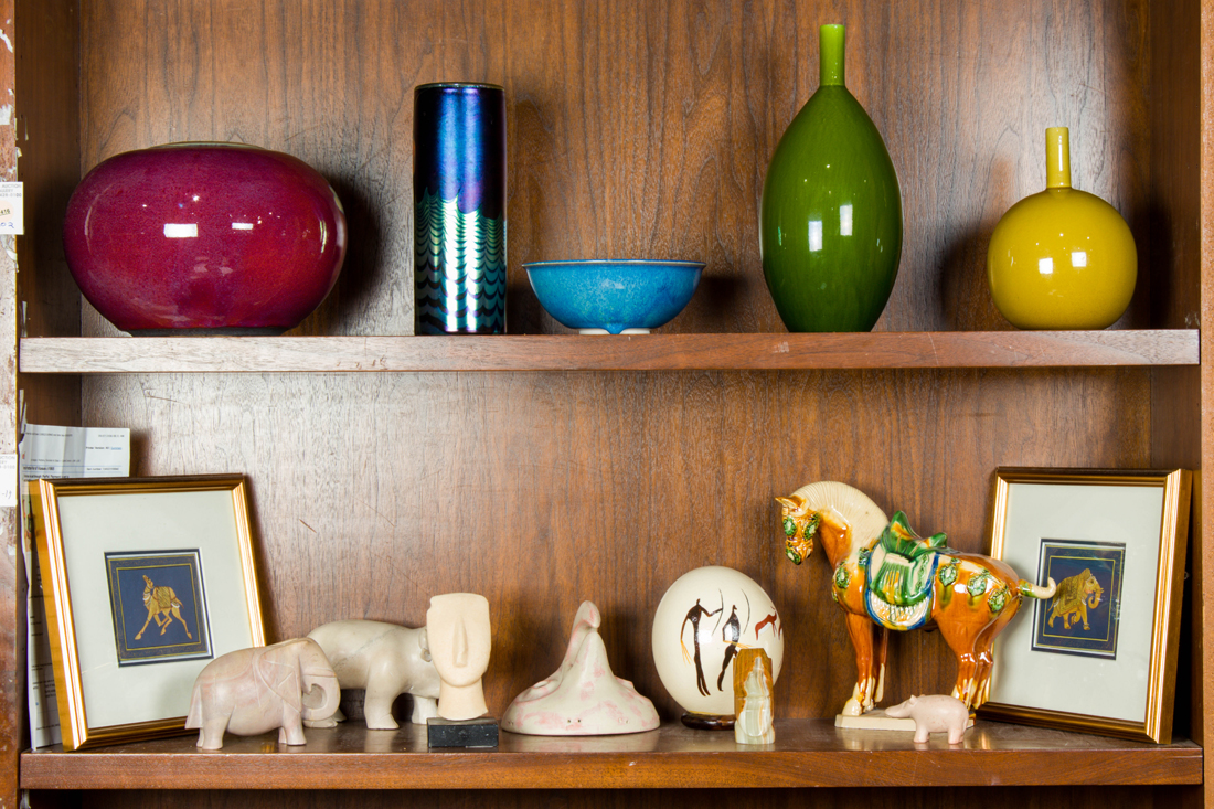 TWO SHELVES OF CONTEMPORARY DECORATIVES