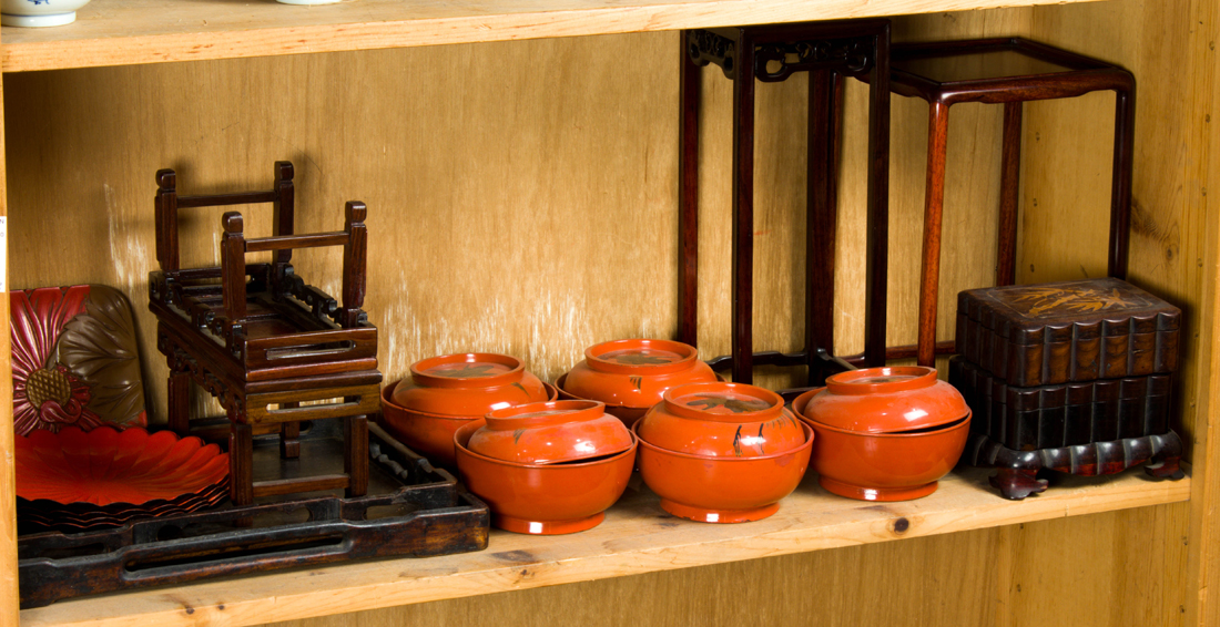 SHELF OF ASIAN WOOD AND LACQUERED