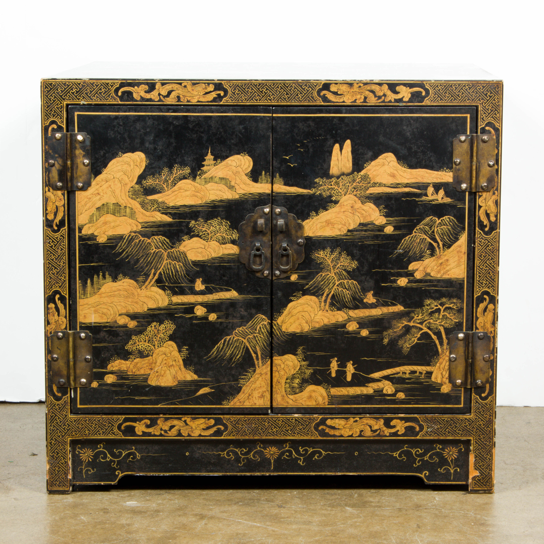 CHINESE GILT LACQUERED CABINET 2d29ce