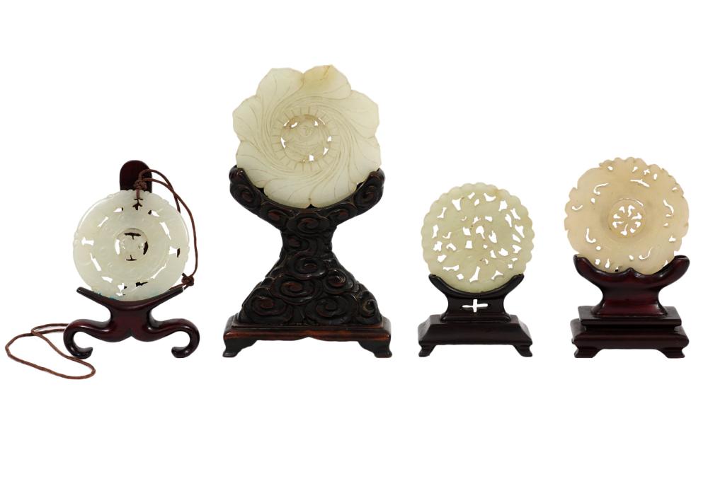 4 JADE CARVED DISCS IN WOOD STANDS4 2d07b7