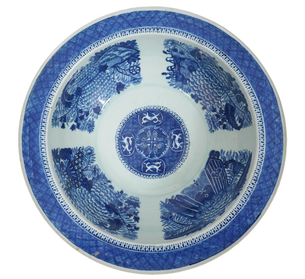 LARGE CHINESE EXPORT BLUE FITZHUGH  2d084b