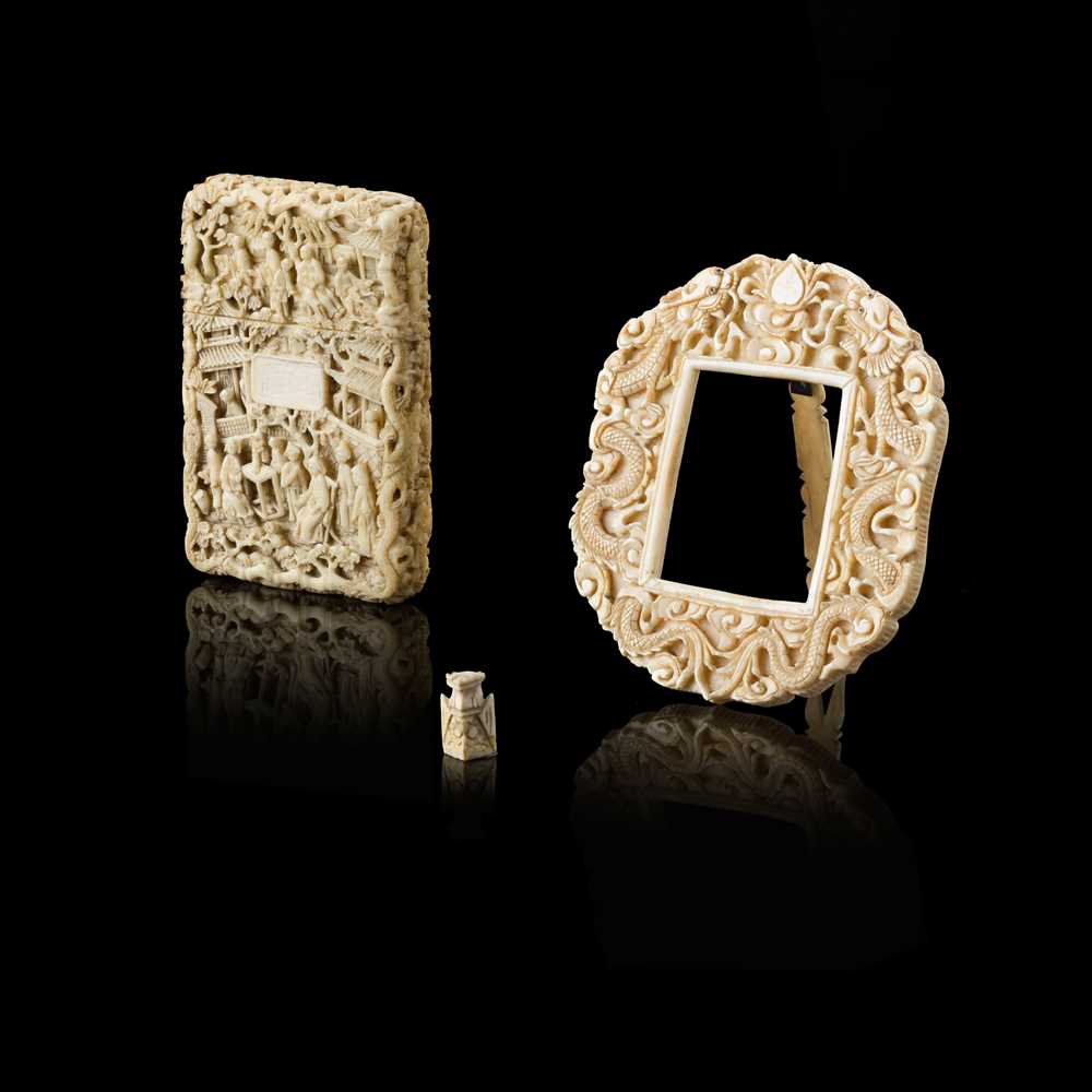 Y GROUP OF THREE CARVED IVORY ARTICLES QING 2d0a8b