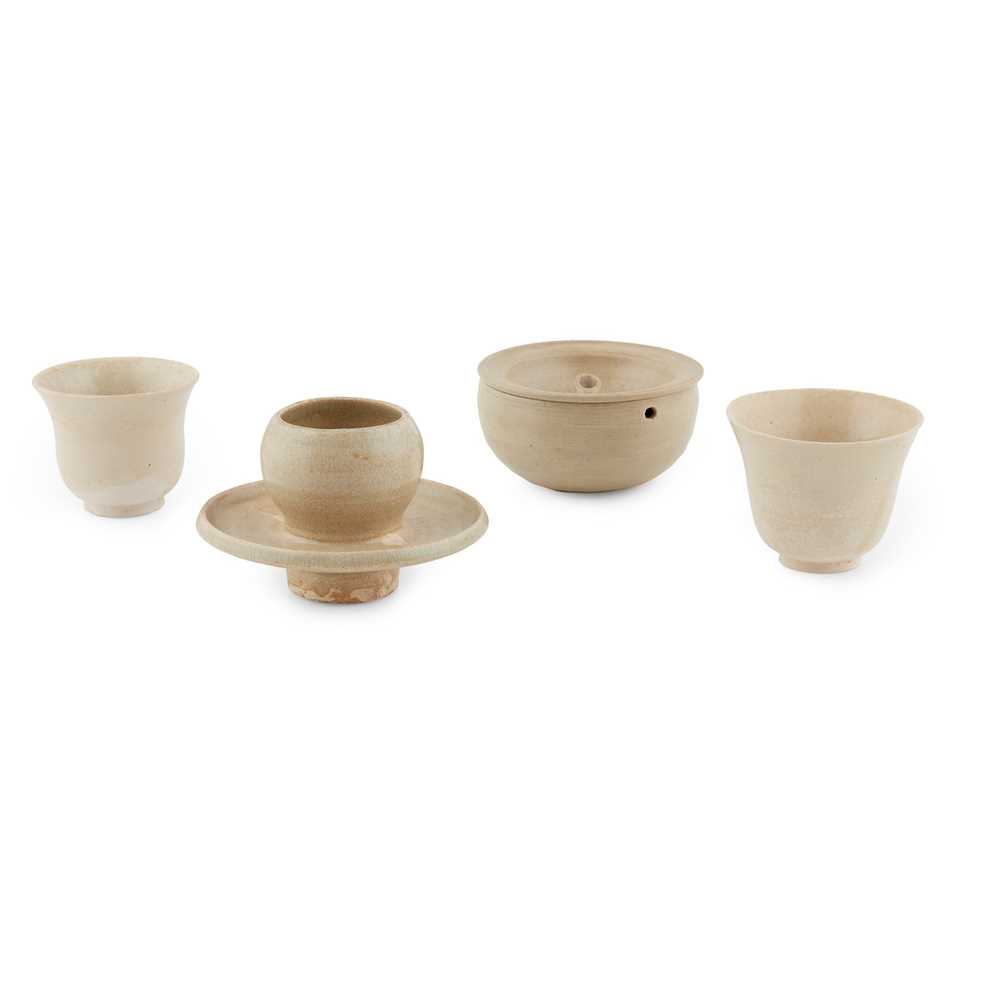 GROUP OF FOUR WHITE GLAZED WARES 2d0aac