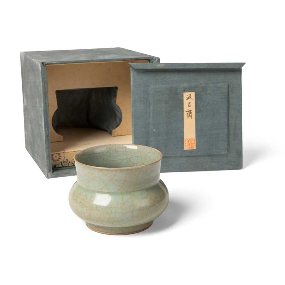 CELADON GLAZED WATER POT ???????of compressed