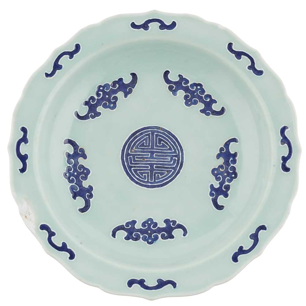 CELADON GLAZED BLUE AND WHITE PLATE QIANLONG 2d0ab6