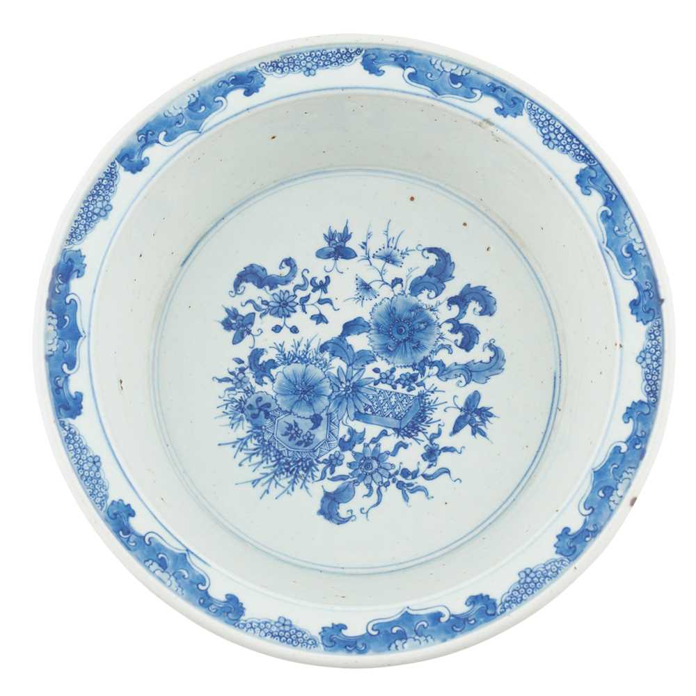 BLUE AND WHITE 'FLOWER' BASIN ??????decorated