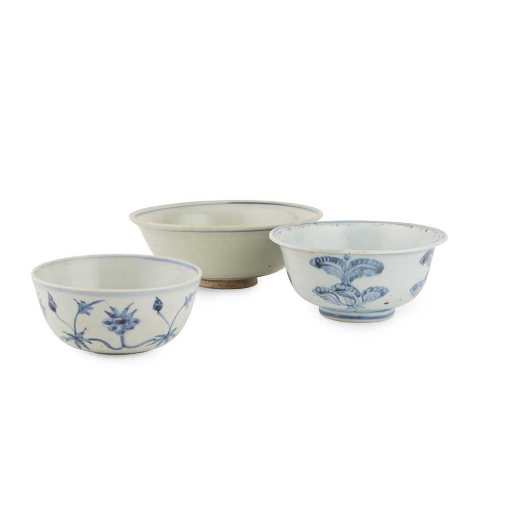 GROUP OF THREE BLUE AND WHITE BOWLS 2d0ae3