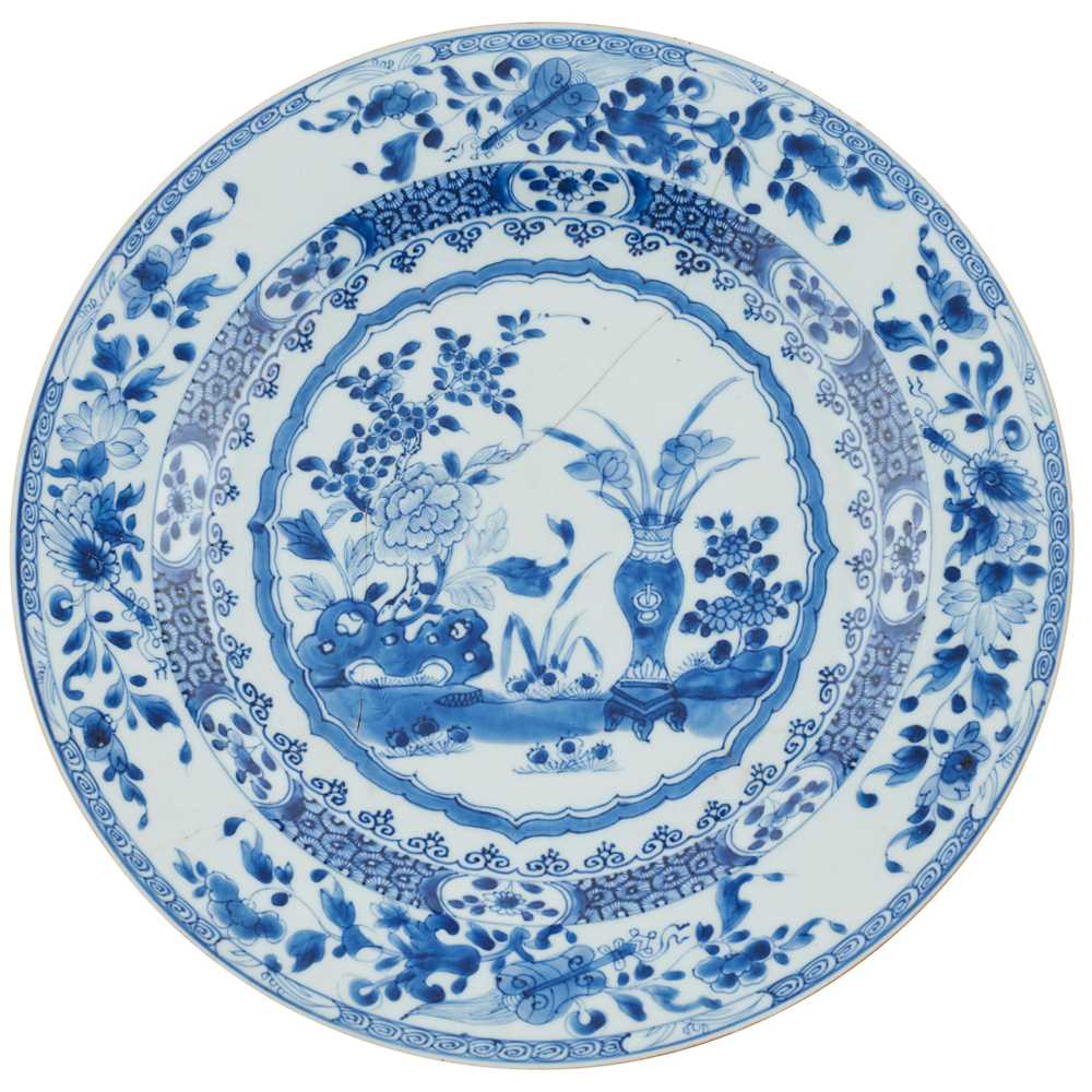 PAIR OF BLUE AND WHITE CHARGERS QING 2d0ae4