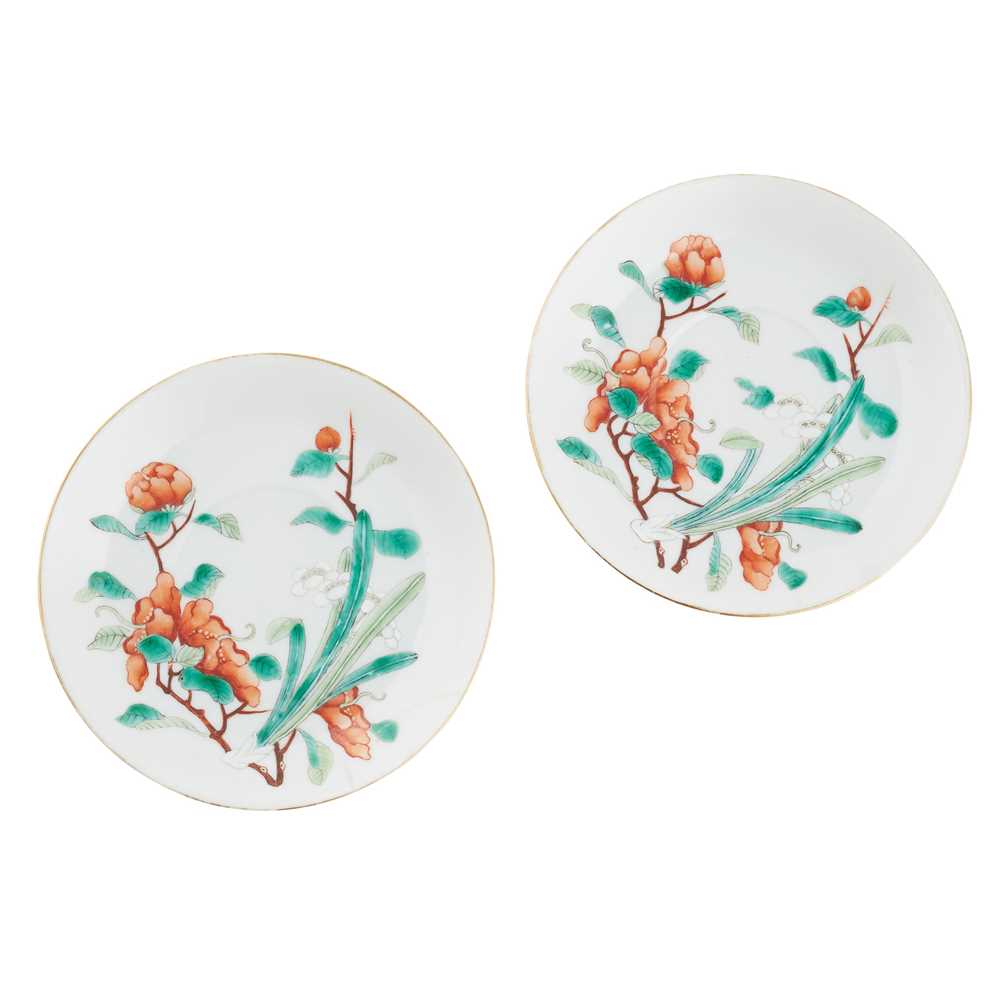 PAIR OF FAMILLE ROSE SAUCERS QING 2d0b07