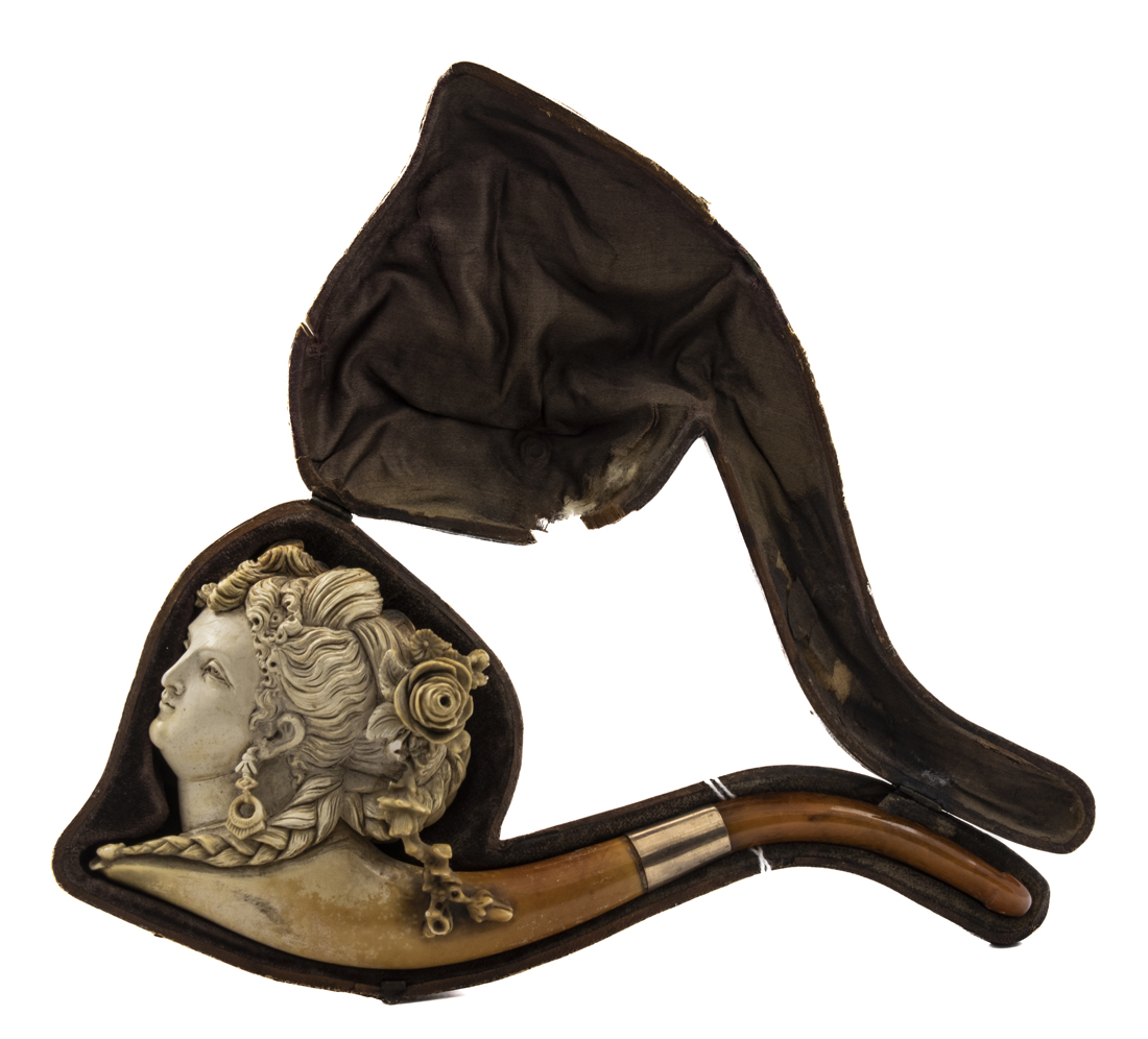 A MEERSCHAUM CARVED PIPE IN FORM OF