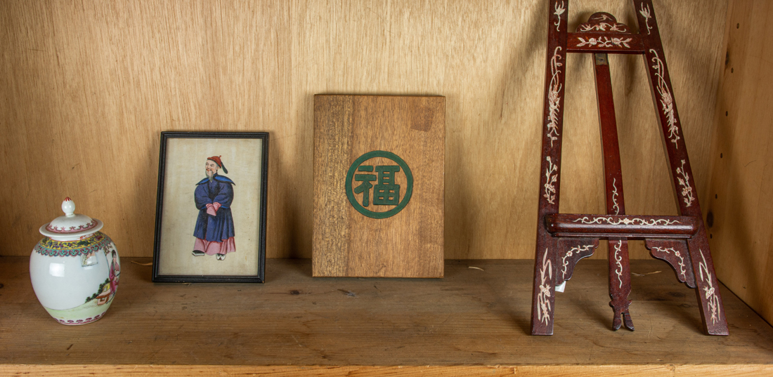 SHELF OF CHINESE DECORATIONS Shelf 2d1027