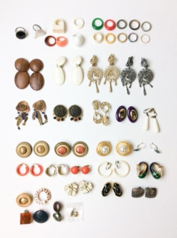 LOT OF COSTUME JEWELRY CLIP EARRINGS 2d4031