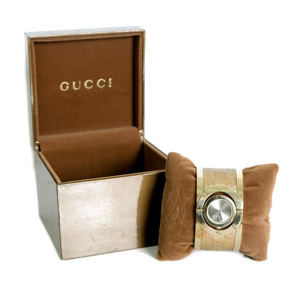 GUCCI TWIRL SILVER DIAL GOLD TONE 2d456c