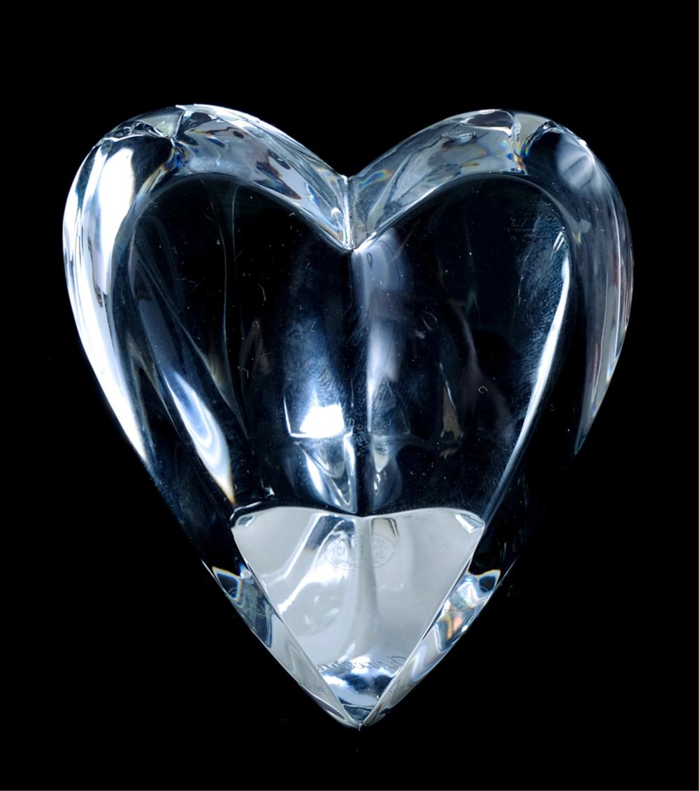 BACCARAT CRYSTAL HEART PAPERWEIGHTBaccarat