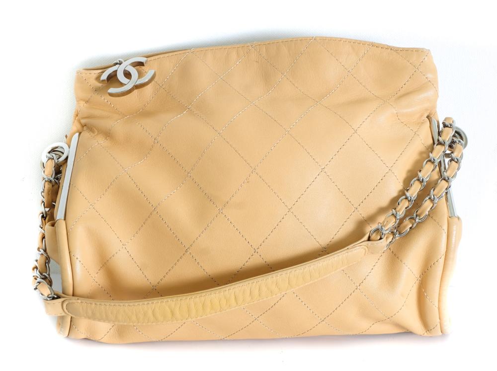 CHANEL QUILTED TAN LAMBSKIN PURSEChanel 2d50f7