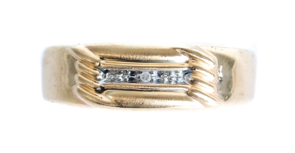 MENS 10K YELLOW GOLD & DIAMOND RING,