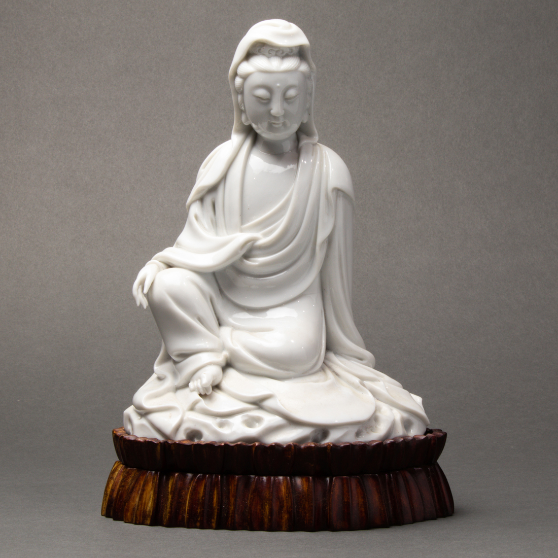 CHINESE DEHUA FIGURE OF GUANYIN