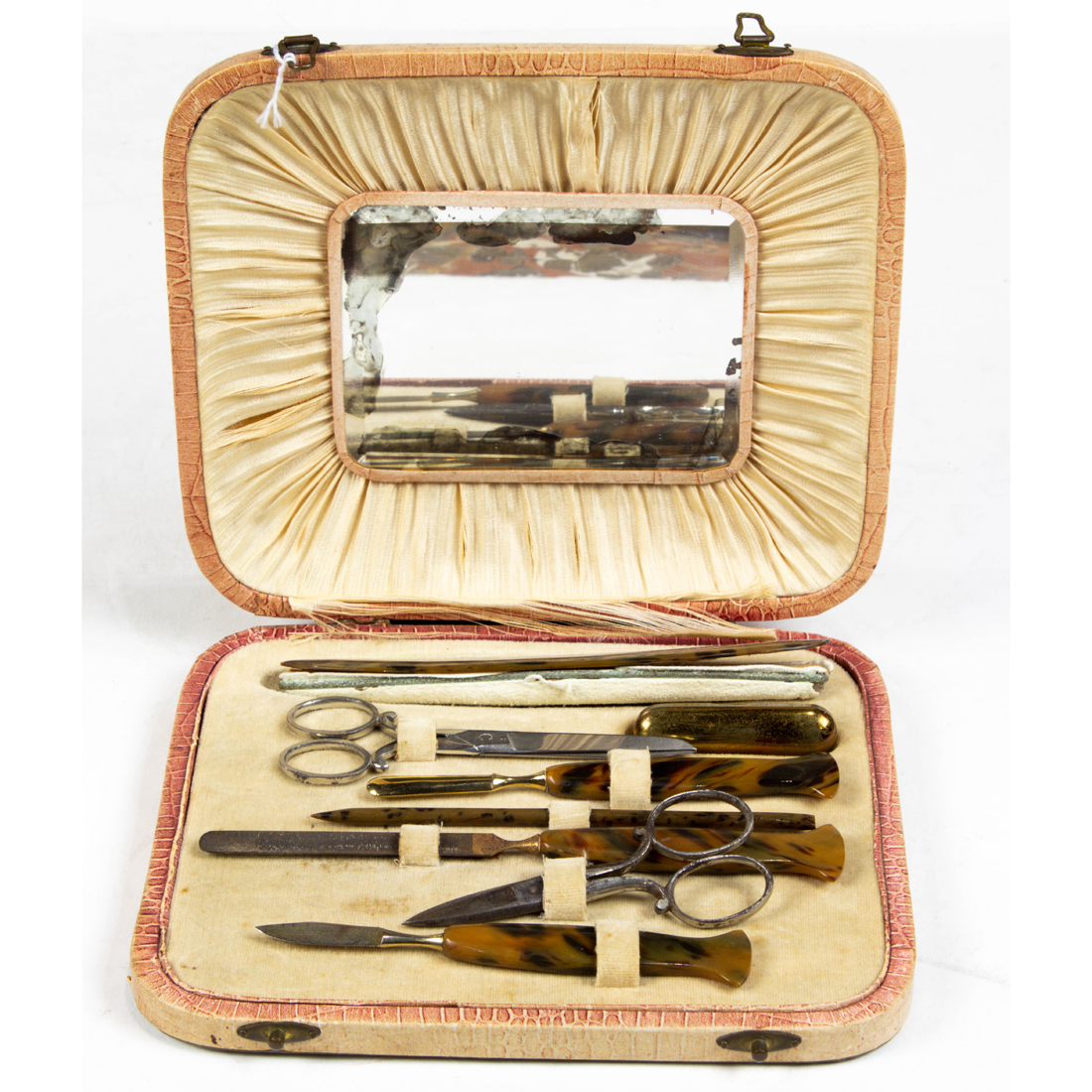 VINTAGE MANICURE SET IN EMBOSSED 2d2ce9