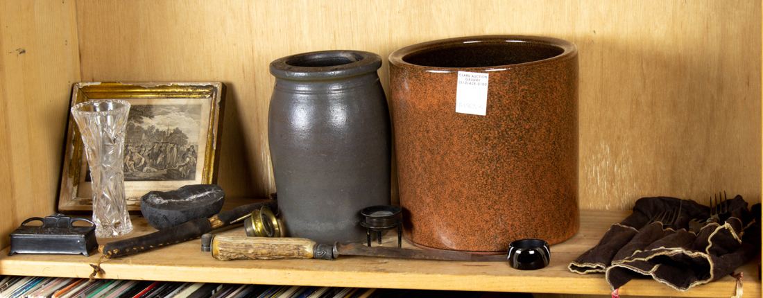 ONE SHELF OF DECORATIVE TABLE ARTICLES