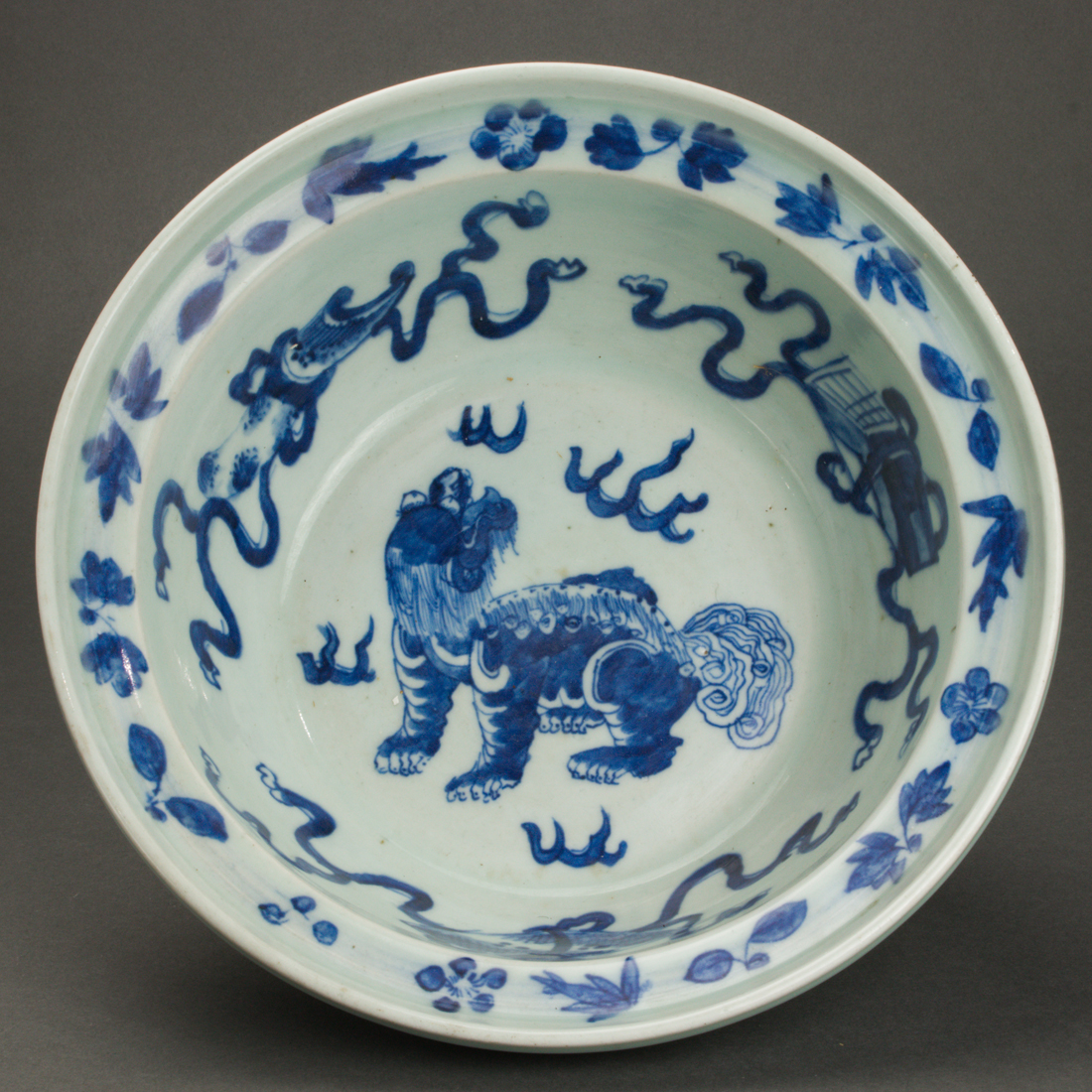 CHINESE BLUE AND WHITE BASIN Chinese 2d2dc7