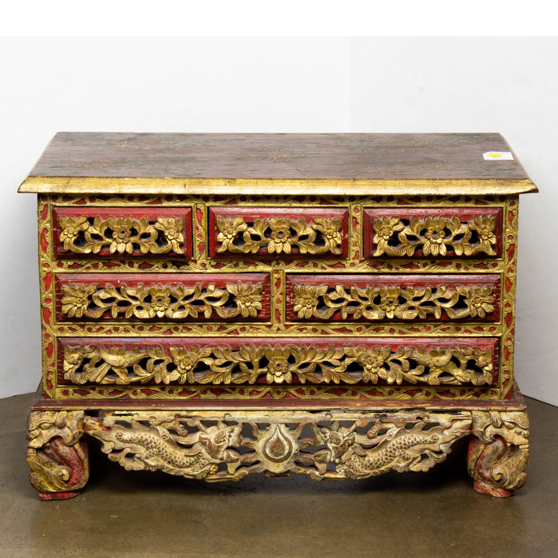 CHINESE GILT LACQUERED AND CARVED 2d2e17