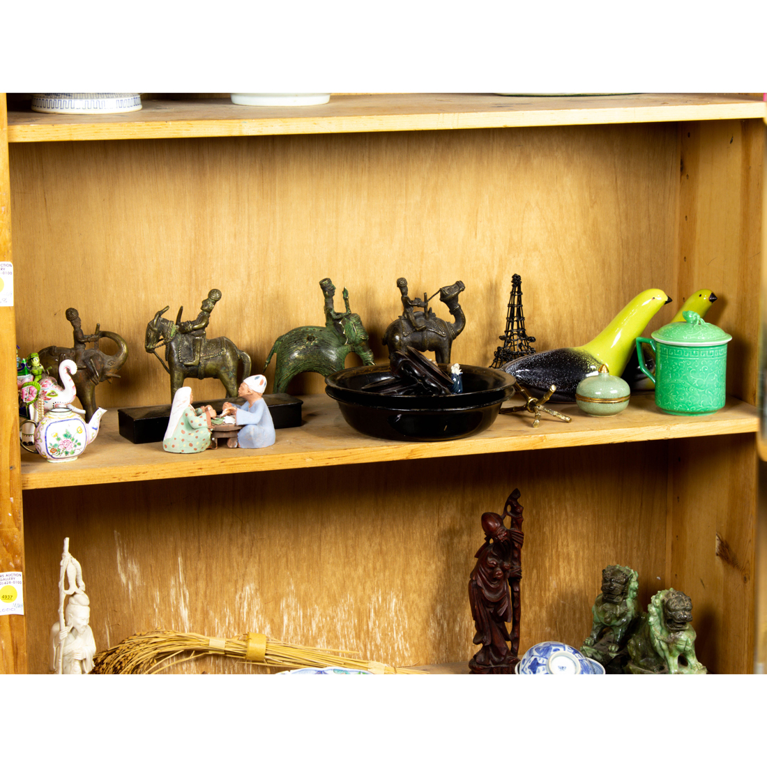 SHELF OF MISCELLANEOUS ASIAN DECORATIVE 2d2e4a