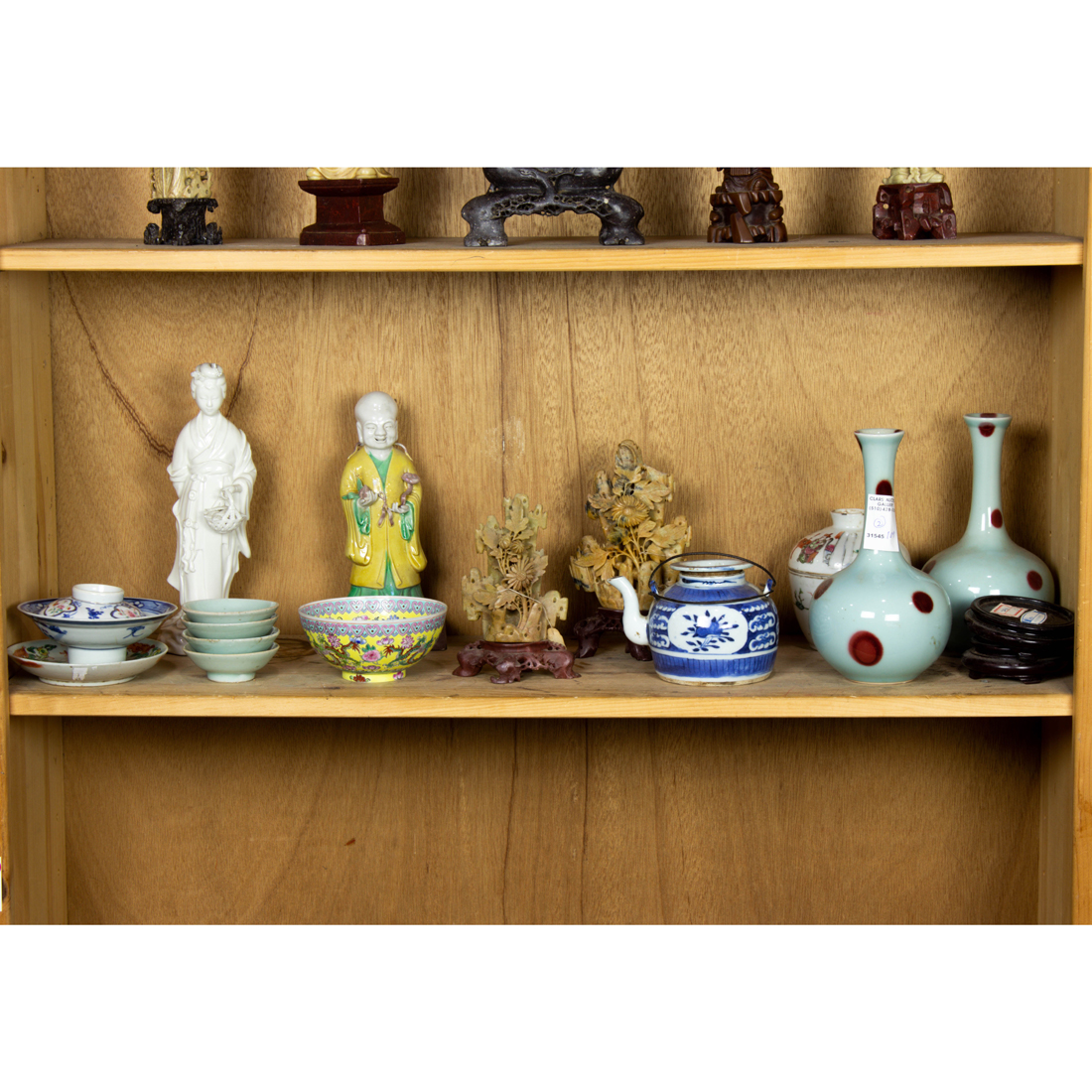SHELF OF CHINESE PORCELAIN AND 2d2e54