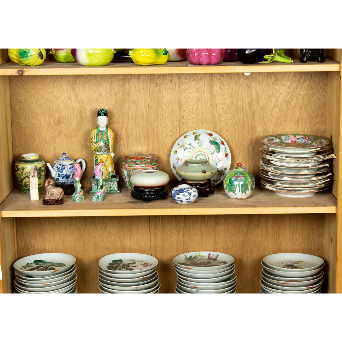 GROUP OF CHINESE PORCELAIN AND 2d2e56